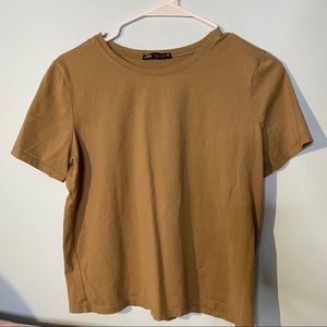 3/30$ 💛 ZARA t-shirt